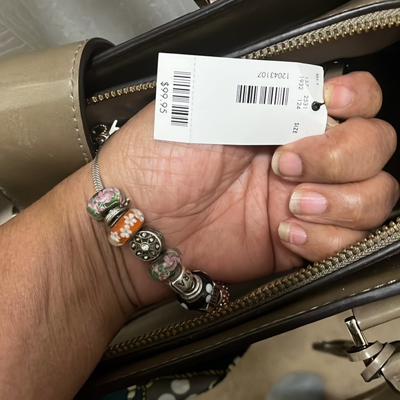 The limited Handbag comes with a clutch - Picture 4 of 4